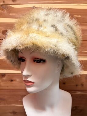 Women's “Russian Style” Faux Fur Bucket Hat - Beige/White